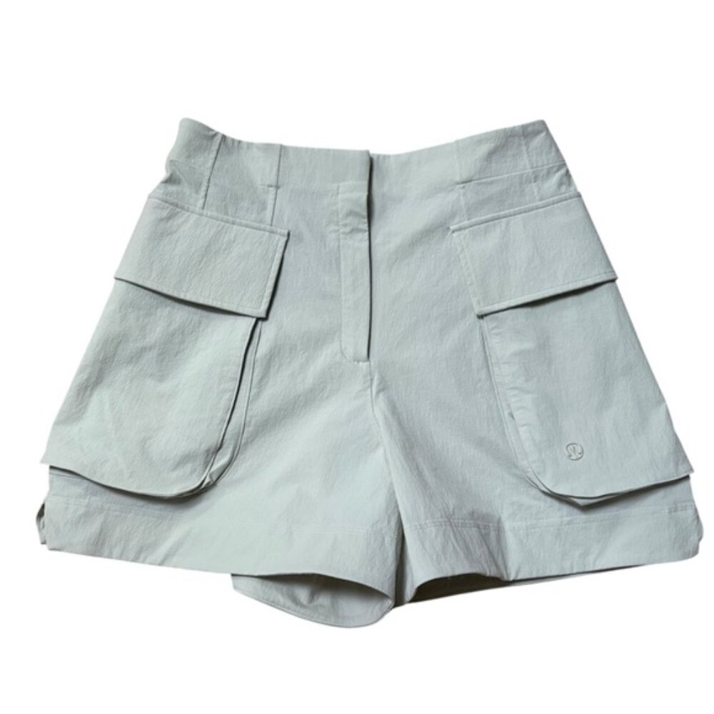 Lululemon Relaxed Fit Super High Rise Cargo Shorts 4" Bone Size 2